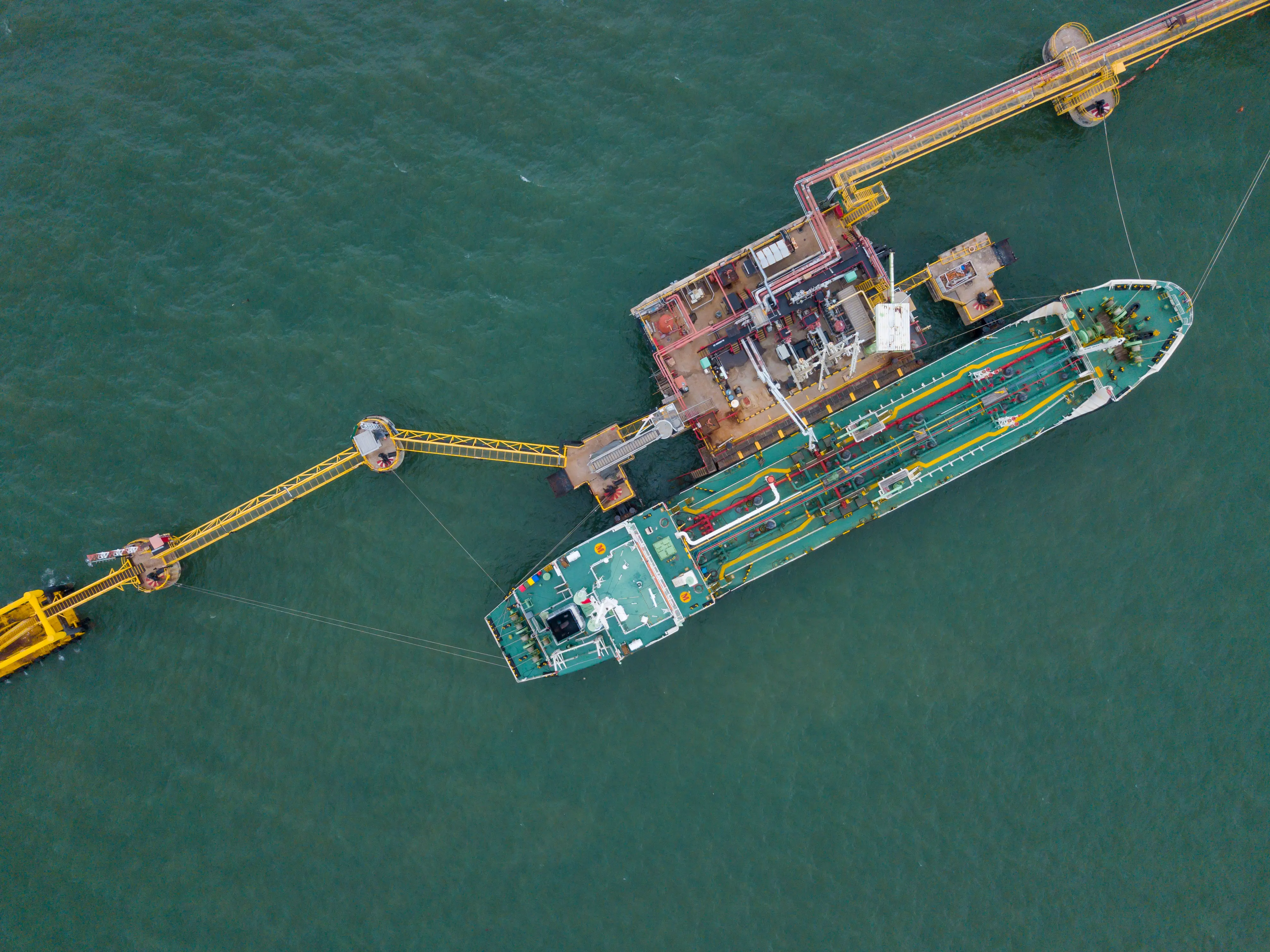 Refinery infrastructure for producing middle distillates